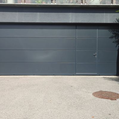 PORTE DE GARAGE MOTORISEE AVEC PORTILLON